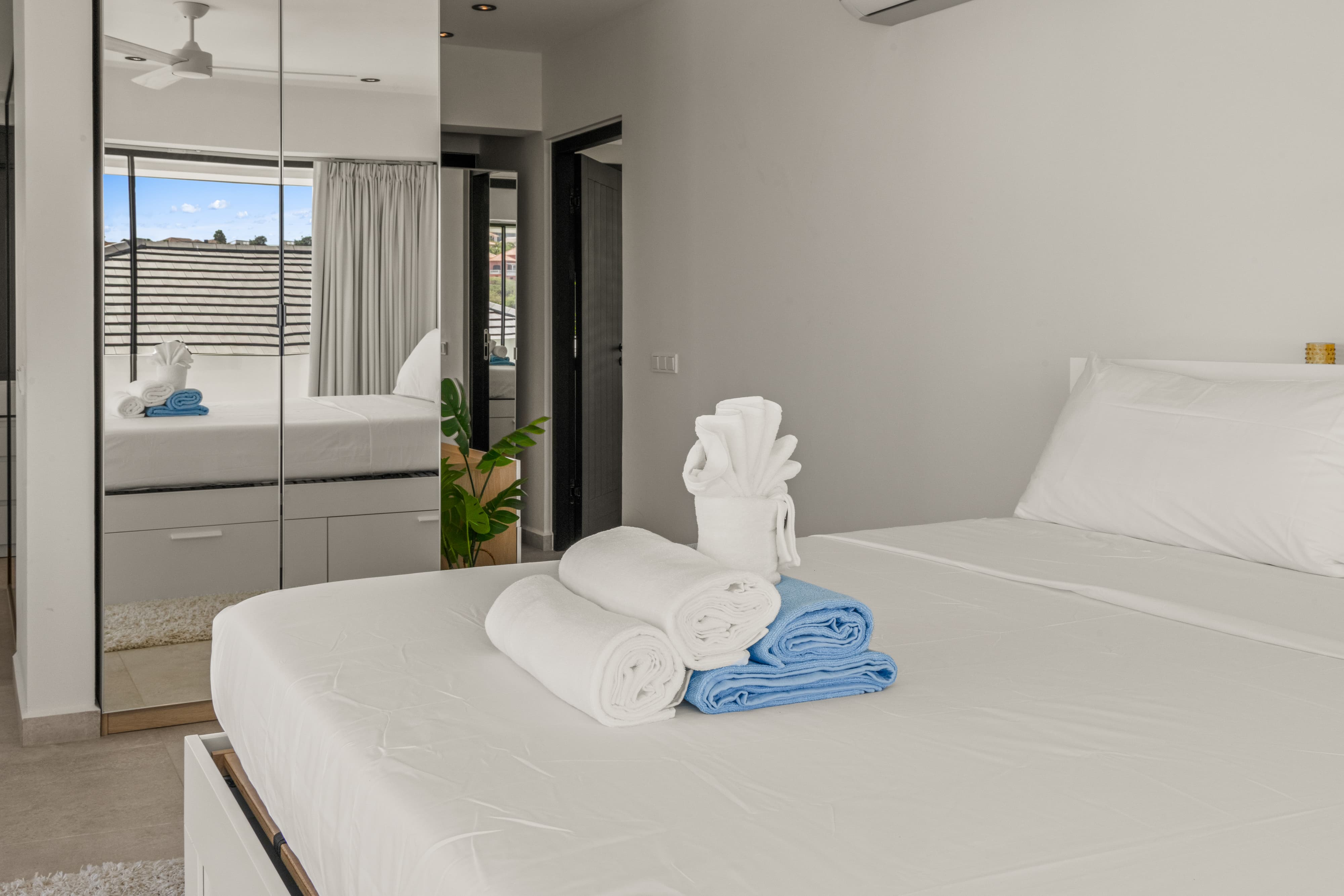 Holland House - Blue Bay - on a cliff with a phenomenal sea view
